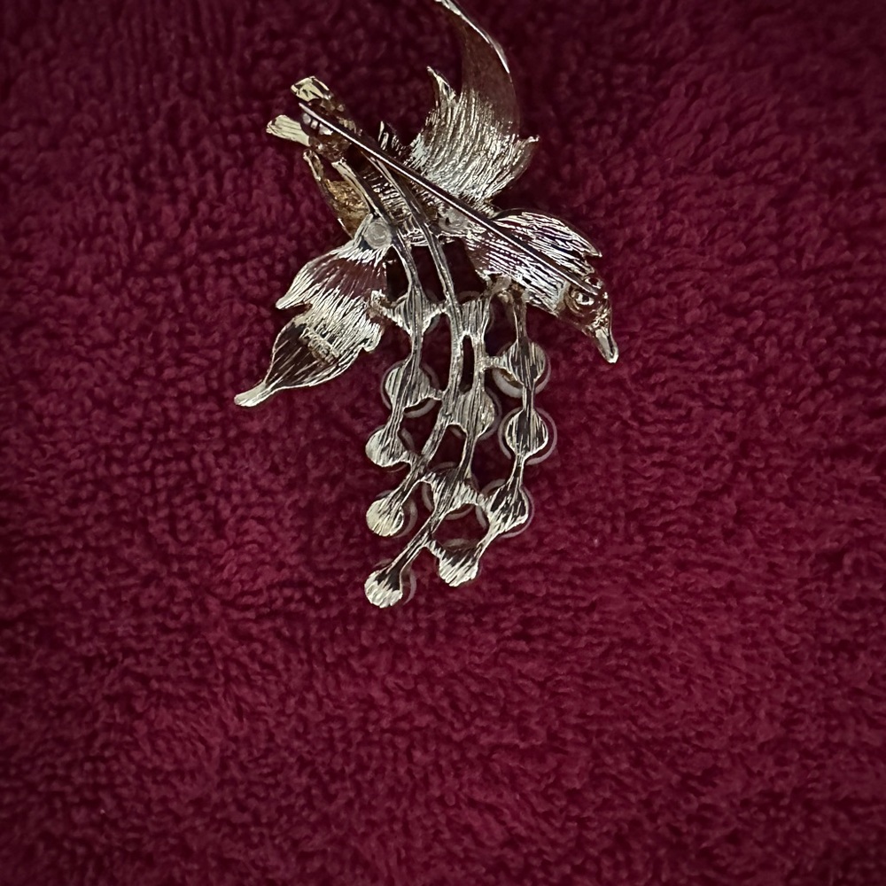 MONET Vintage Brooch Gold Tone Leaves & Faux Pearl Grape Bunch 2.25" x  1.5" - Picture 3 of 6